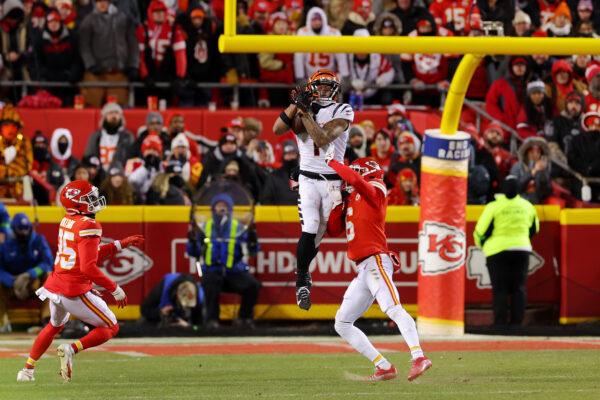 Ja'Marr Chase (1) of the Cincinnati Bengals catches a pass against the Kansas City Chiefs during the fourth quarter in the AFC Championship Game at GEHA Field at Arrowhead Stadium in Kansas City on Jan. 29, 2023. (Kevin C. Cox/Getty Images)