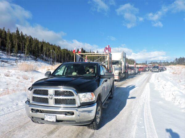 A convoy of vehicles outside Kamloops, B.C., on Jan. 28, 2023, to mark the one-year anniversary of trucker convoy protests against COVID-19 mandates. (Courtesy Bruce Orydzuk)