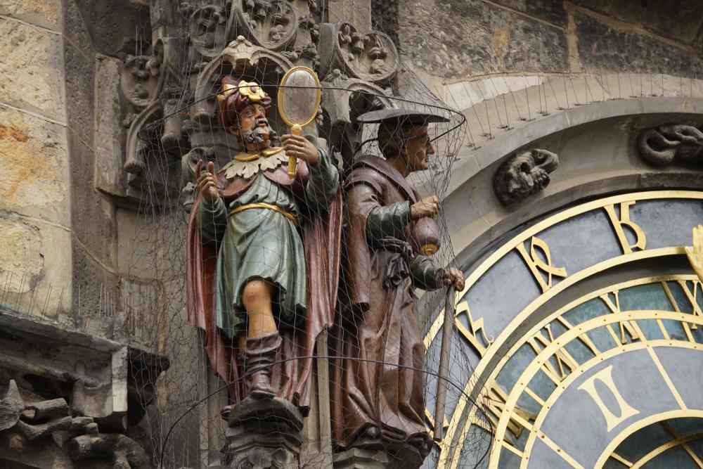 The vain man allegory and miser statues. (Morningstar Sun/Shutterstock)