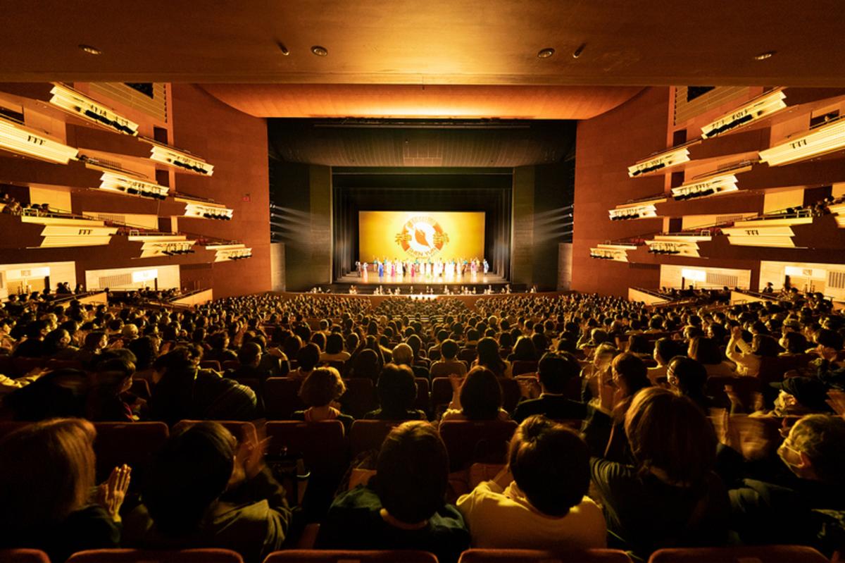 Shen Yun Performing Arts World Company’s curtain call at the Aichi Prefectural Art Theater in Nagoya, Japan, on the afternoon of Jan. 29, 2023. (Fujino Takeshi/The Epoch Times)