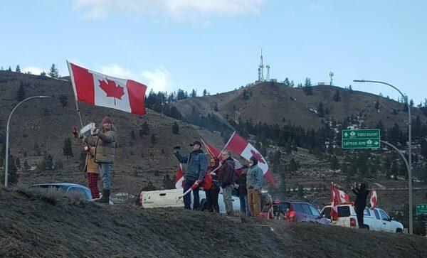 People and vehicles gather near Kamloops, B.C., on Jan. 28, 2023, to mark the one-year anniversary of trucker convoy protests against COVID-19 mandates. (Courtesy Tamara Dinardo)
