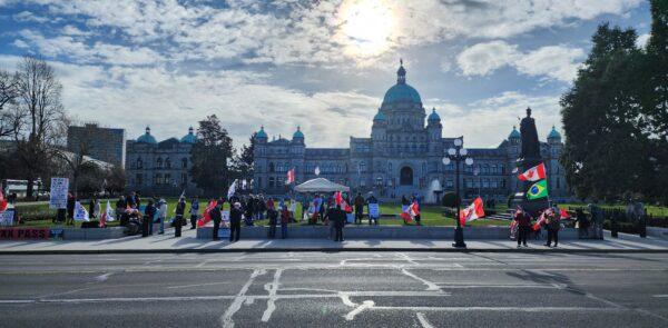 People gather by the B.C. legislature in Victoria on Jan. 28, 2023, to mark the one-year anniversary of trucker convoy protests against COVID-19 mandates. (Courtesy Cheryl Payne)