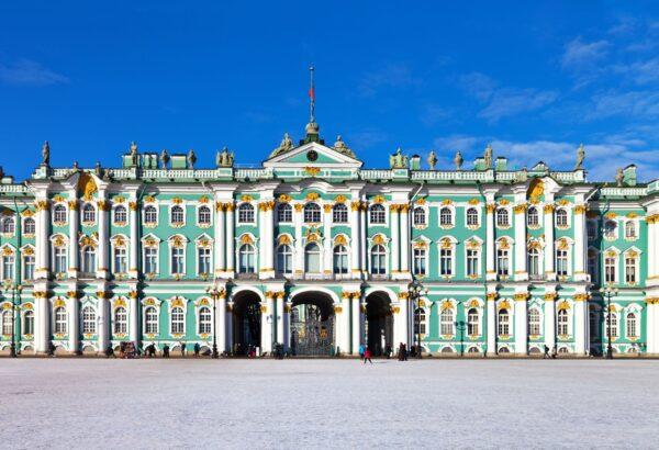 The elegant Winter Palace is a striking example of the baroque style in 18th-century Russia. Painted in green and white, the monumental palace exterior combines both decorative arts with traditional architecture. The three-story building is composed of four facades featuring two-tier colonnades and golden stucco moldings. Abundance is the key word here: Windows are abundant, as are the cornices (decorative moldings) and sculptured figures, conferring a majestic appearance to the palace. (Katvik/Shutterstock)
