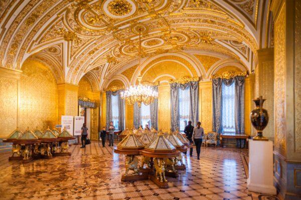 A room made out of gold: the gold-drawing room was designed by architect Alexander Briullov between 1838 and 1841. Refurbished by Andrei Stackenschneider after the 1837 fire, the architecture follows the opulent Byzantine style, with its vaulted ceiling, gilded-wall moldings, and gilded doors. The décor is completed by a magnificent parquet floor. (Anton Ivanov/Shutterstock)