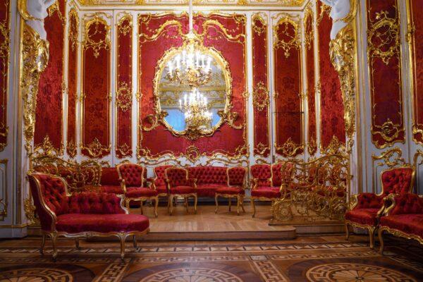 A rare example of the “Second Rococo” style (the revival of the Rococo style) in the Winter Palace. Designed by architect Harald Bosse in 1853, this boudoir features exquisite ornamentation, with gilded furniture, red brocatelle (silk fabric), and an ormolu chandelier reflected in the central mirror, giving an overall impression of luxury and comfort. (Karasev Victor/Shutterstock)