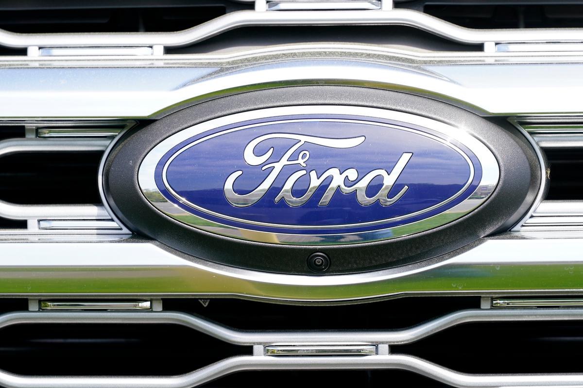 US Probes Complaints of Parts Flying Off of Ford Explorers