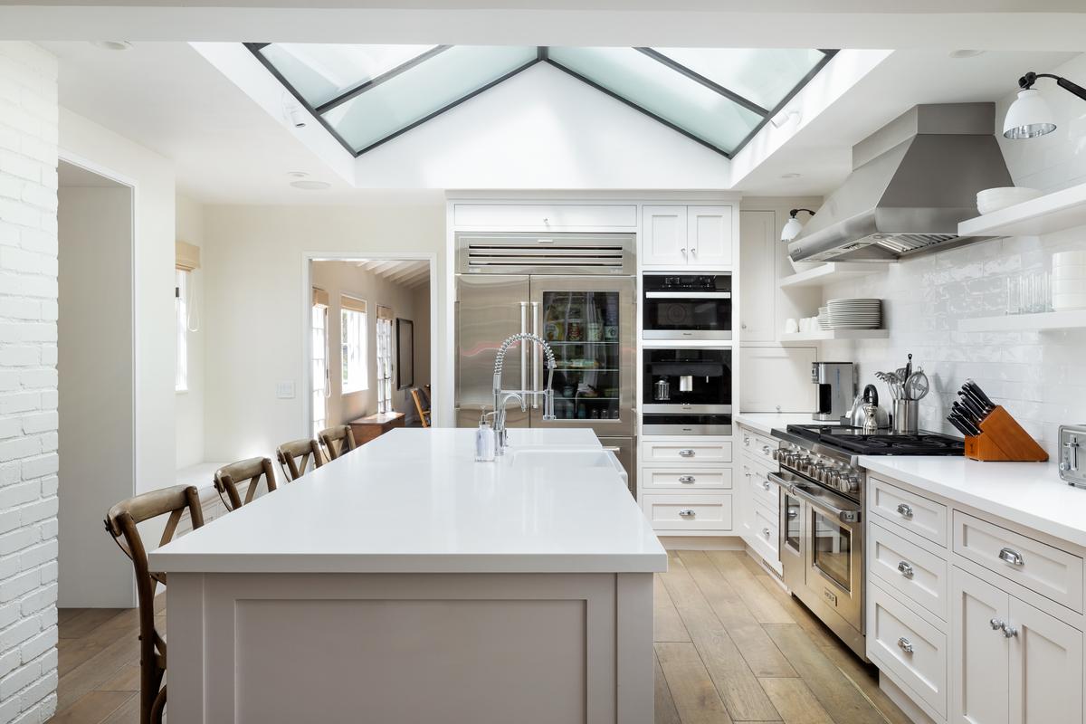 The cottage’s very spacious kitchen features a stunning skylight, restaurant-grade appliances, and a casual dining area. (Matt Wier for Sotheby’s International Realty)