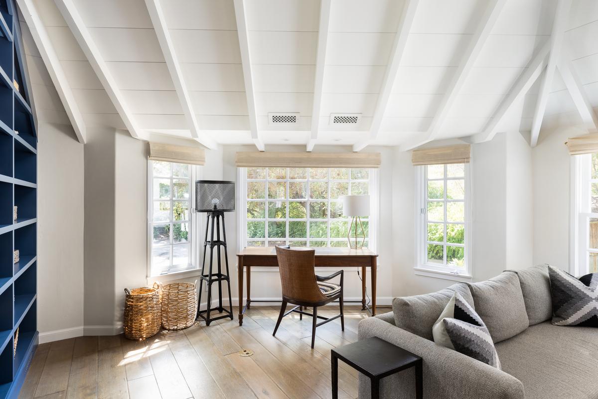 The home’s interior features built-in bookcases, warm plank hardwood flooring, soaring ceilings, and large windows to bring in plenty of natural light. (Matt Wier for Sotheby’s International Realty)