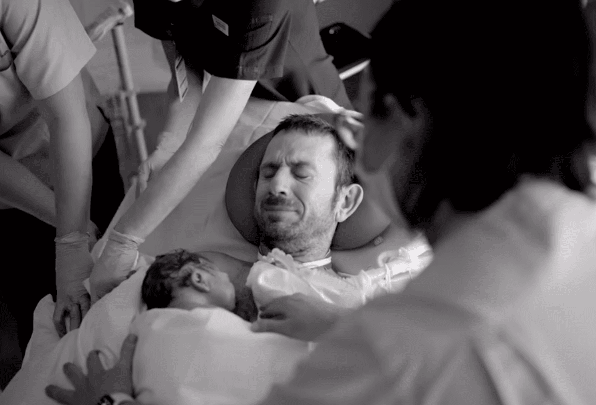 Hospital staff placing baby Angus on Nathan's chest. (Courtesy of <a href="https://www.alisiamasonphotography.com.au/">Alisia Mason Photography</a> and <a href="https://www.instagram.com/sydneybirthstories/">sydneybirthstories</a>)