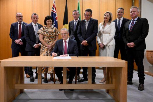(L-R) ACT Chief Minister Andrew Barr, Western Australia Premier Mark McGowan, Northern Territory Chief Minister Natasha Fyles, Prime Minister Anthony Albanese, NSW Premier Dominic Perrottet, Victorian Premier Daniel Andrews, Queensland Premier Annastacia Palaszczuk, South Australia Premier Peter Malinauskas and Tasmanian Premier Jeremy Rockliff sign a Statement of Intent for First Ministers’ support for a Voice to Parliament after a National Cabinet meeting at Parliament House in Canberra, Australia on Feb. 3, 2023. (AAP Image/Mick Tsikas)