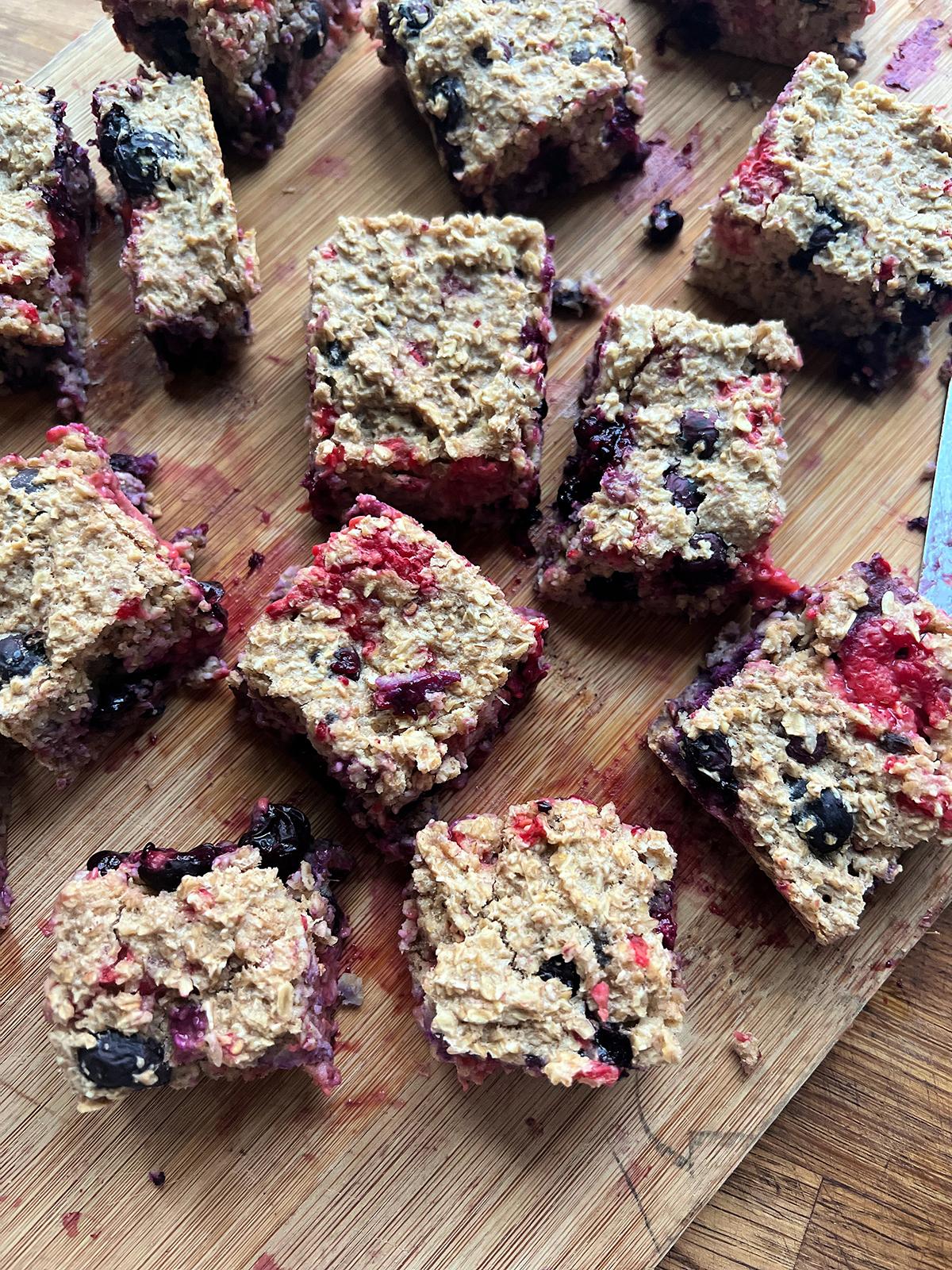 These energy-boosting breakfast bars are made with oats, which are packed with complex carbs. (Gretchen McKay/Pittsburgh Post-Gazette/TNS)