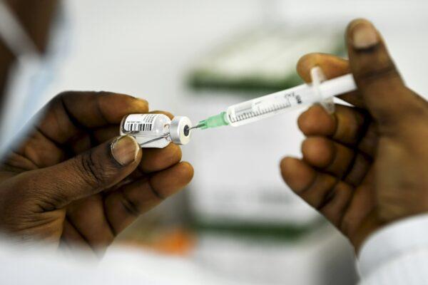  A health worker fills a syringe with a Pfizer-BioNTech COVID-19 vaccine in a file image. (Emmi Korhonen/AFP via Getty Images)