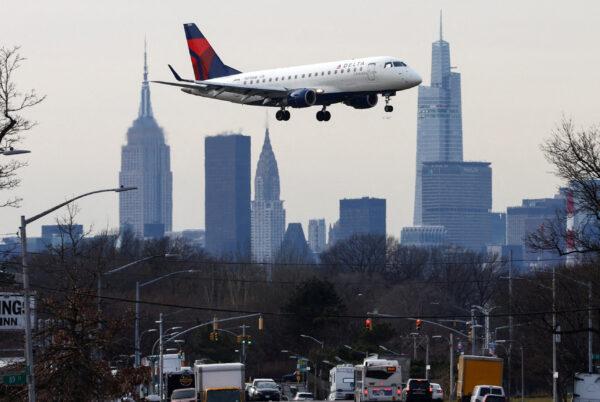 A Delta Airlines jet comes in for a landing in front of the Empire State Building and Manhattan skyline after flights earlier were grounded during an FAA system outage at Laguardia Airport, in New York City, on Jan. 11, 2023. (Mike Segar/Reuters)
