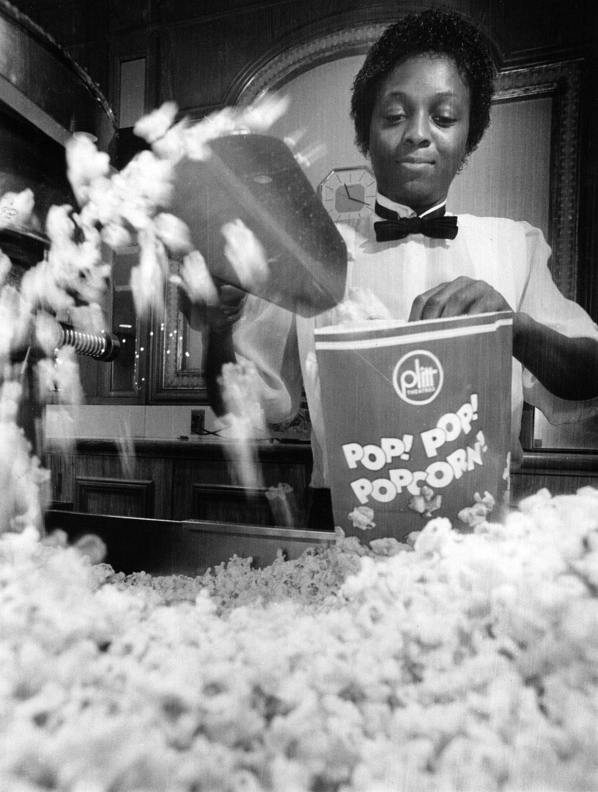 Diane Lee fills a bag with popcorn at the Water Tower Plitt Theatre on Dec. 4, 1986, in Chicago. (Bill Hogan/Chicago Tribune/TNS)