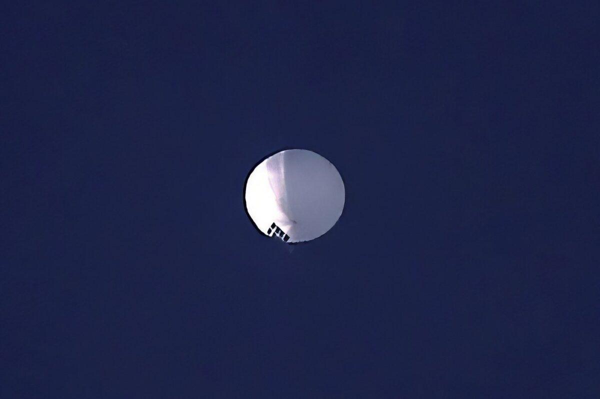 A high-altitude balloon floats over Billings, Mont., on Feb. 1, 2023. (The Canadian Press/The Billings Gazette via AP-Larry Mayer)