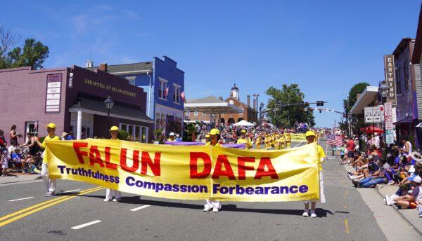 Falun Gong practitioners join the Independence Day parade in Fairfax, Va., on July 4, 2022. (Terri Wu/The Epoch Times)