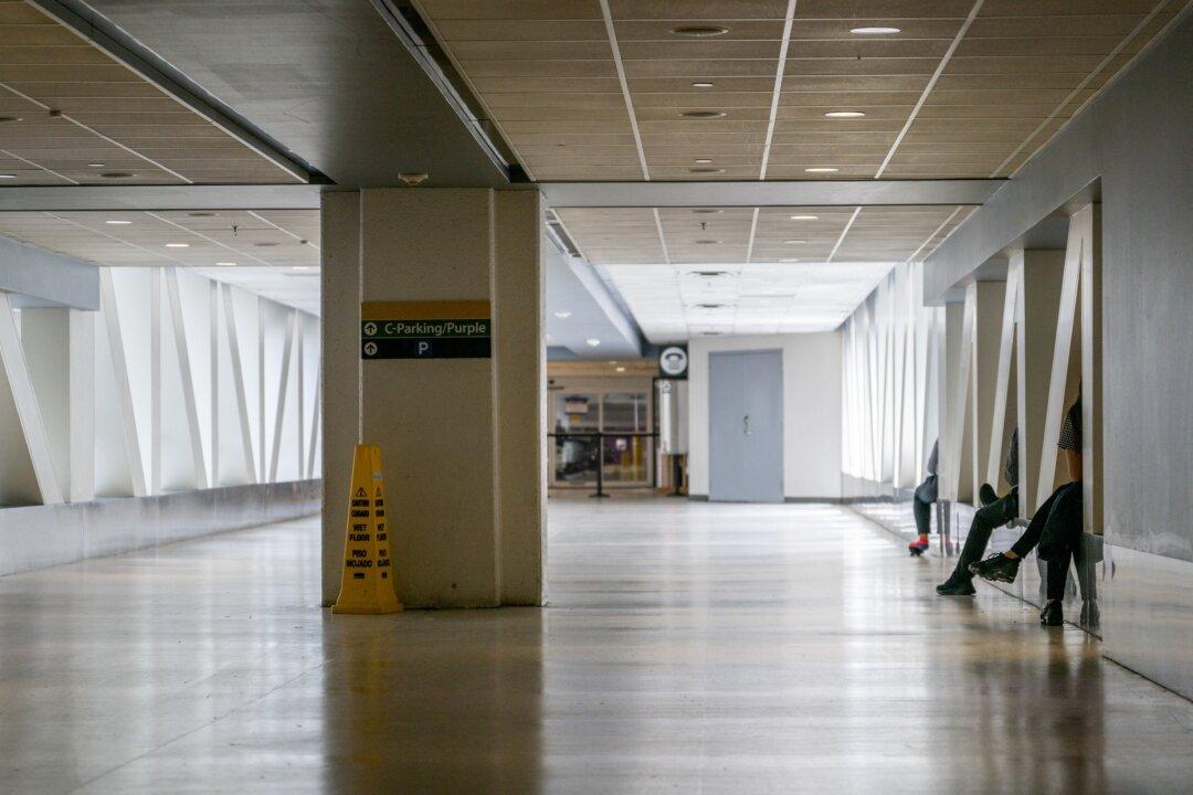 Fire in Houston Airport Locker Room Delays Morning Flights