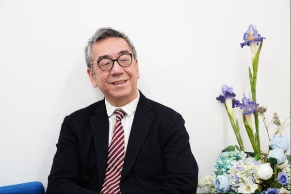 Hong Kong writer Chip Tsao told about his miraculous near-death experience. (Yu Gang /The Epoch Times)