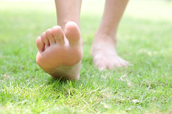 Earthing can manage many diseases by connecting the weak current on the Earth's surface with the physiological current of the human body. (Me dia/Shutterstock)