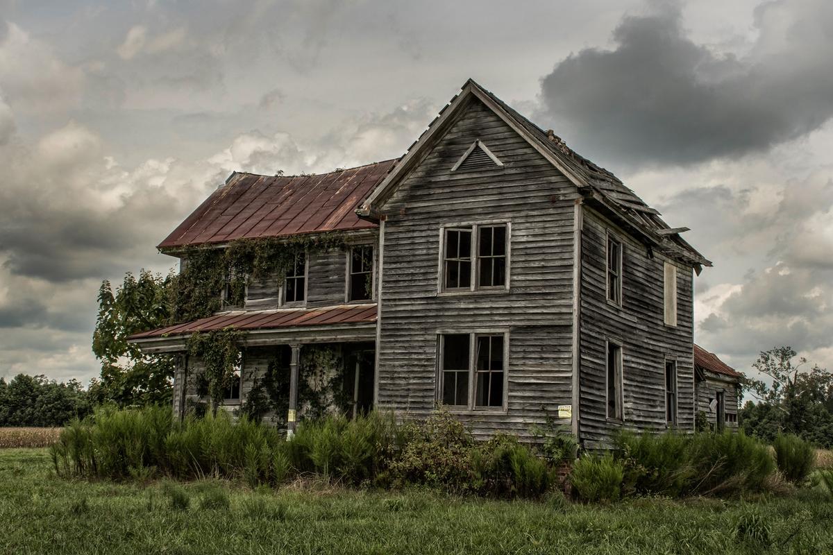 An abandoned farmhouse in Isle of Wight County, Virginia, photographed in August 2020. (Courtesy of Michael Wade)