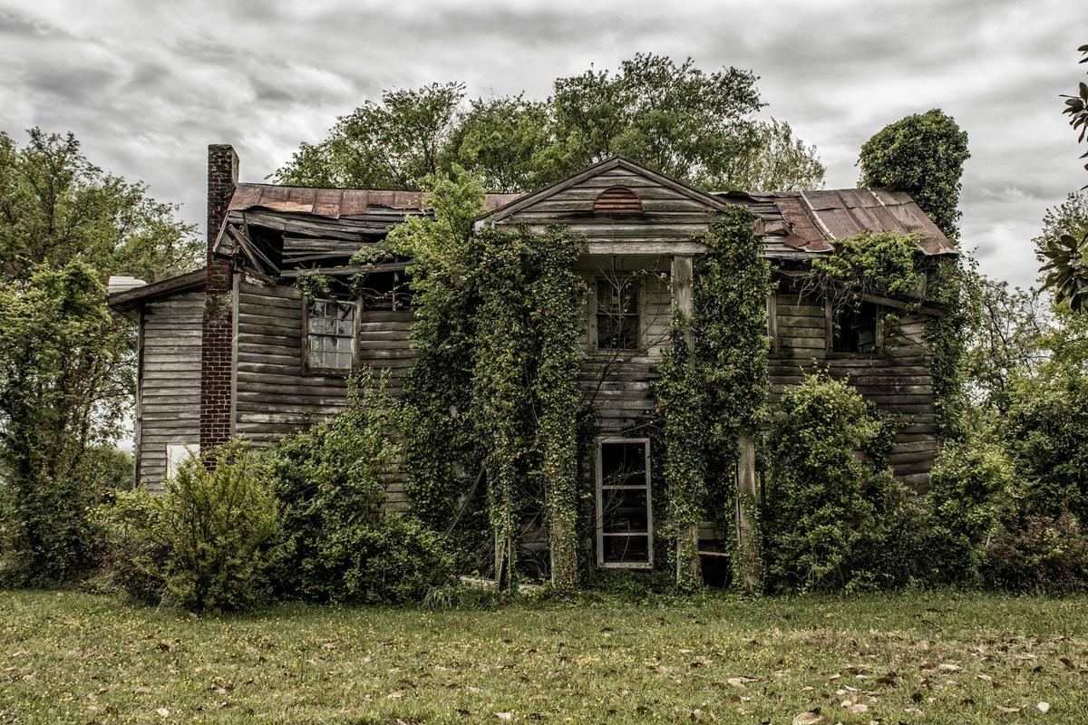 A deserted farmhouse (now no longer in existence) in Newville, Virginia, photographed in August 2020. (Courtesy of Michael Wade)