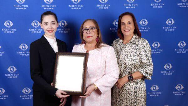 Mrs. Rosa Santos (C), Governor of the province of Santiago de los Caballeros, and Ms. Chiqui Checo, the new director of Gran Teatro del Cibao, welcomed Shen Yun Performing Arts to their city on Feb. 6. (NTD)