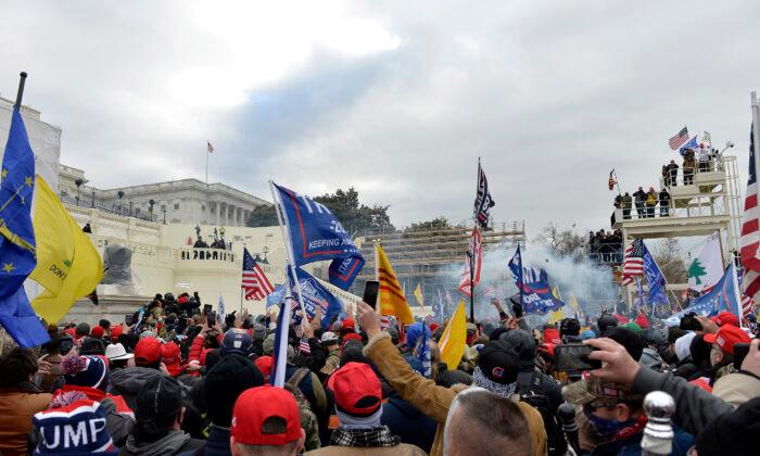Police fire munitions into a crowd on the west side of the U.S. Capitol, on Jan. 6, 2021. (JOSEPH PREZIOSO/AFP via Getty Images)