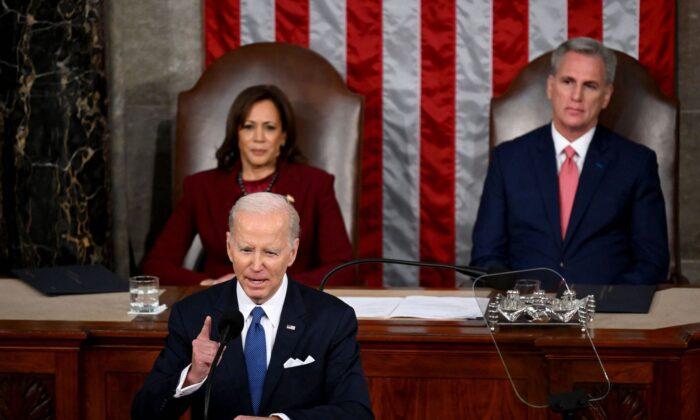 U.S. Vice President Kamala Harris (L), U.S. Speaker of the House Kevin McCarthy (R-Calif.) , and U.S. President Joe Biden in the House Chamber of the U.S. Capitol on Feb. 7, 2023. (Saul Loeb/AFP via Getty Images)