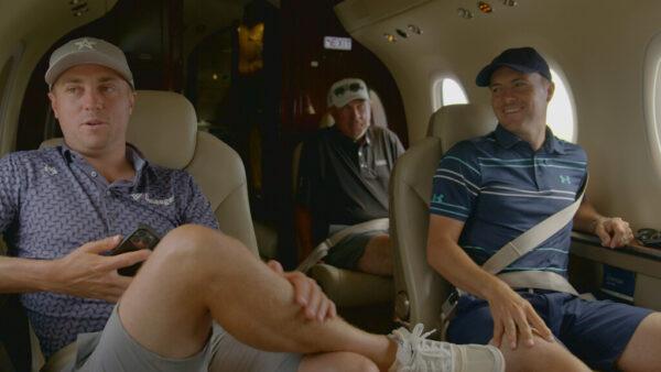 Justin Thomas (L) and Jordan Spieth (R) travel to PGA events in a private jet in "Full Swing. (Netflix)