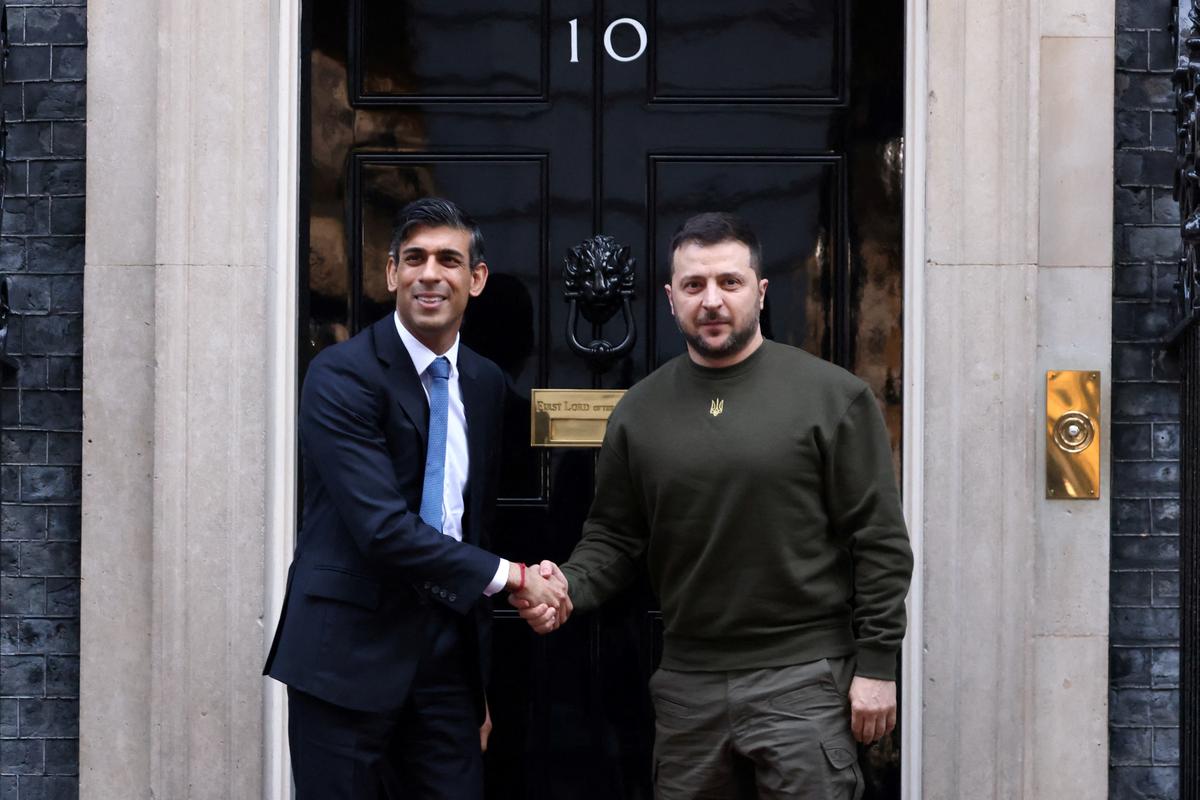 Zelenskyy Makes Surprise Trip to UK, France to Ask for More Weapons, Fighter Jets