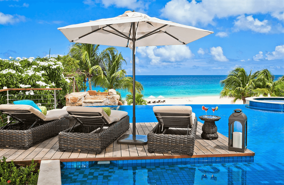 The vanishing-edge salt water pool and spa features lounge areas and a waterfall, as well as direct access to the beach. (Courtesy of Sotheby’s Concierge Auction)