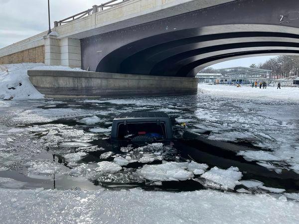 Thomas Lee's Jeep, partially submerged after falling through the ice on East Okoboji Lake, Iowa. (Courtesy of <a href="https://www.facebook.com/DickinsonCountySheriffsOffice">Dickinson County Sheriff's Office - Iowa</a>)