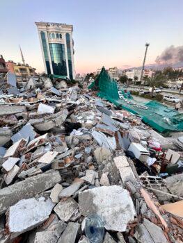 A lone building that withstood the twin earthquakes in Hatay’s Iskenderun district on Feb. 8, 2023. (Ercan Koc for The Epoch Times)
