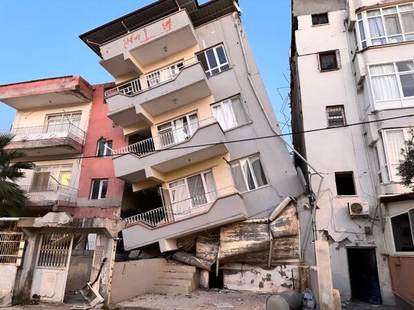 A four-story building in Hatay’s Iskenderun district stands on verge of collapse on Feb. 8, 2023. (Ercan Koc for The Epoch Times