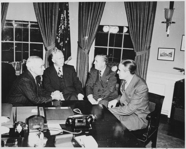 (L–R) President Harry Truman, George Marshall, Paul Hoffman, and Averell Harriman, in the Oval Office discussing the Marshall Plan, in 1948. National Archives. (Public Domain) <strong><br/></strong>
