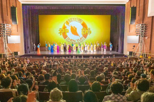 Shen Yun Performing Arts World Company’s curtain call at the Gumi Arts Center–Grand Hall in Gumi, South Korea, on Feb. 8, 2023. (Kim Guk-hwan/The Epoch Times)