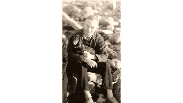 E.B. White and his dog Minnie on the shore of a lake. (White Literary LLC/<br/><a class="mw-mmv-license" href="https://creativecommons.org/licenses/by-sa/3.0" target="_blank" rel="noopener">CC BY-SA 3.0</a>)