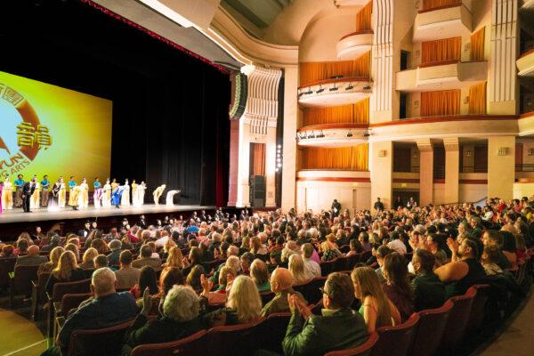<a href="https://twitter.com/ShenYun">Shen Yun</a> Performing Arts curtain call at the California Center for the Arts in Escondido on Feb. 9, 2023. (Hu Yudi/The Epoch Times)
