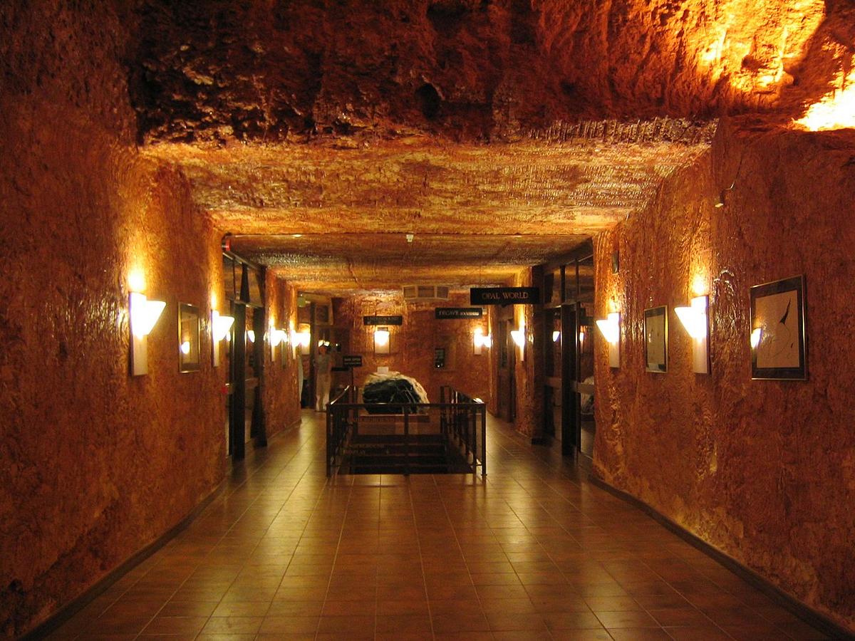 A finished cavernous interior located in Coober Pedy. (<a href="https://commons.wikimedia.org/wiki/File:Coober_Pedy_%282049632615%29.jpg">Phil Whitehouse</a>/CC BY 2.0)