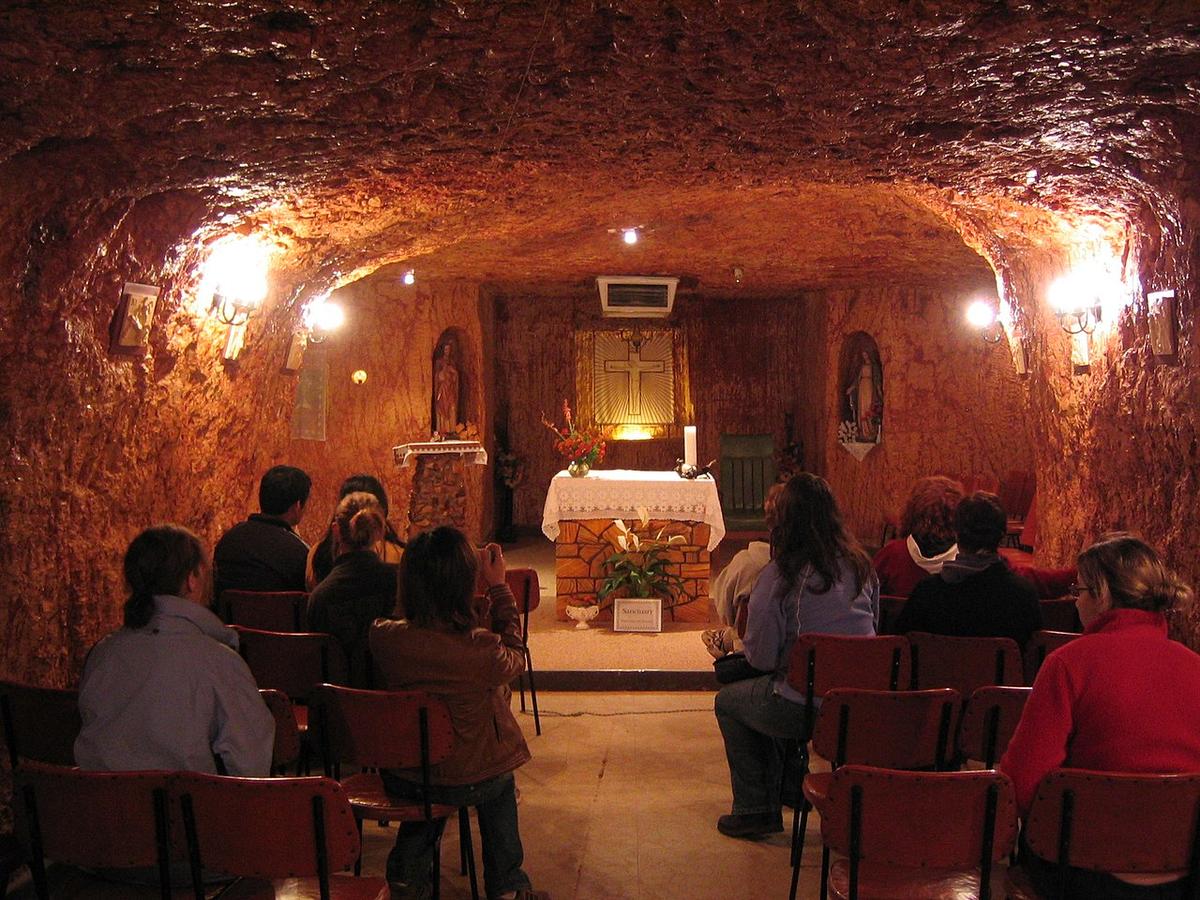 Underground church inside Coober Pedy. (<a href="https://commons.wikimedia.org/wiki/File:Coober_Pedy_%282049634023%29.jpg">Phil Whitehouse</a>/CC BY 2.0)
