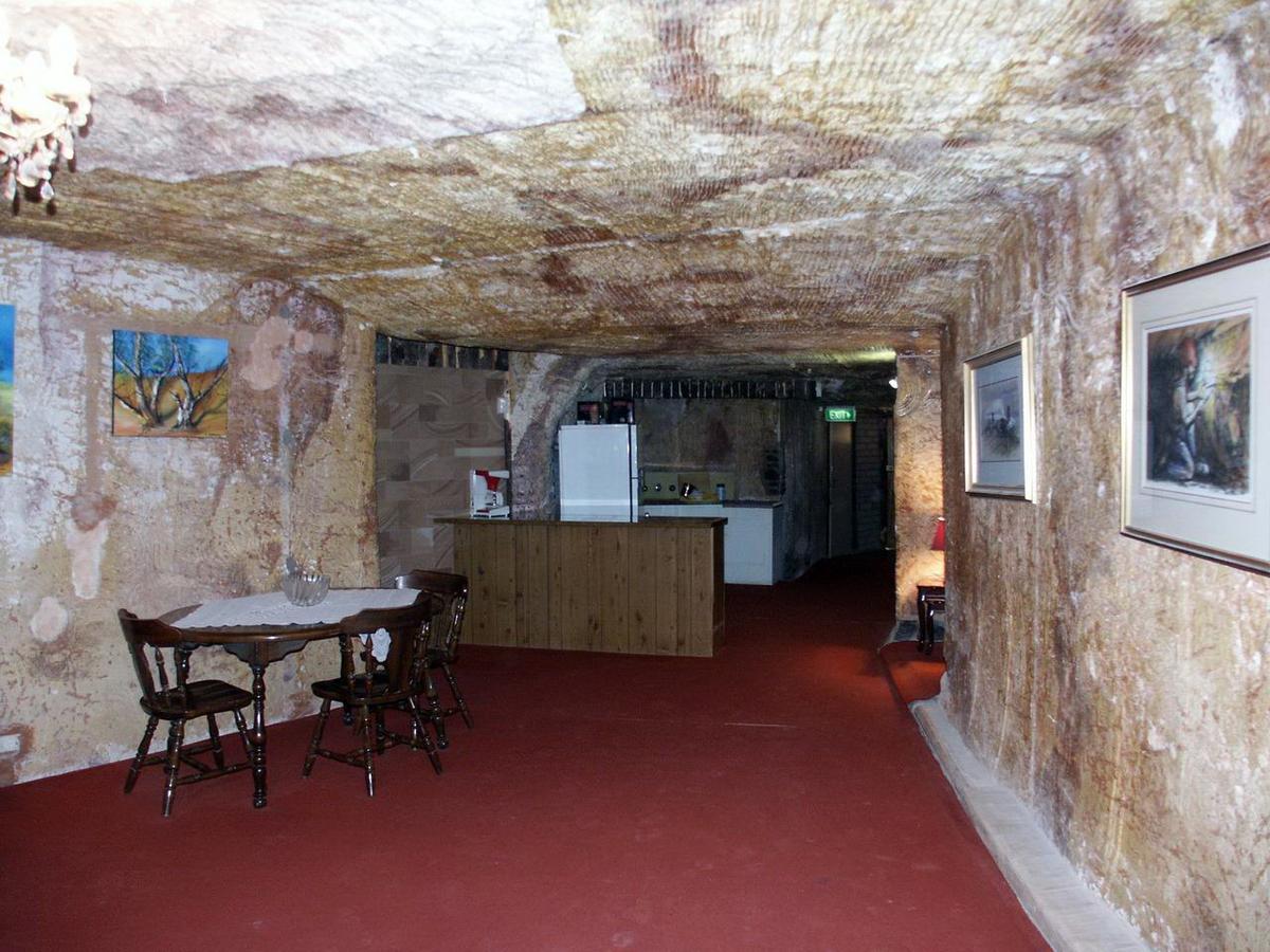 The interior of a cave home in Coober Pedy. (<a href="https://commons.wikimedia.org/wiki/File:Coober_Pedy_underground_house.jpg">Nachoman-au</a>/CC BY-SA 3.0)