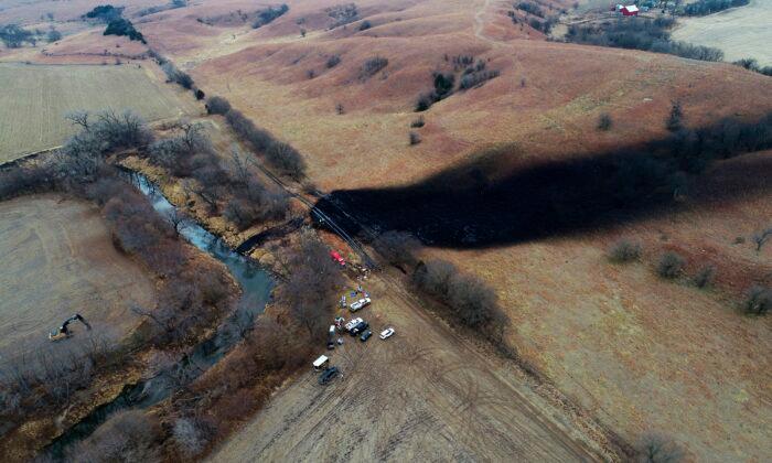 Firm: Faulty Weld, Pressure on Pipe Led to Kansas Oil Spill