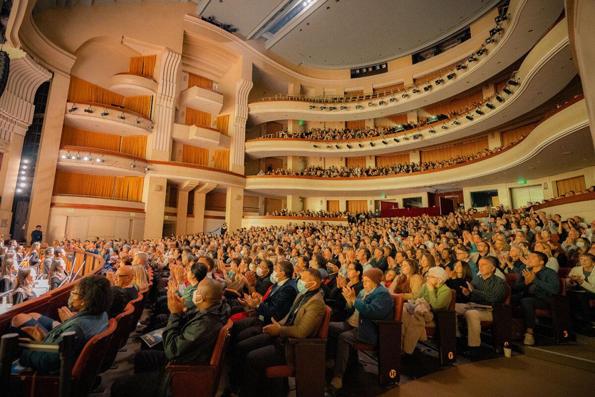  Shen Yun curtain call at the California Center for the Arts, Escondido, on Feb. 11. (The Epoch Times)