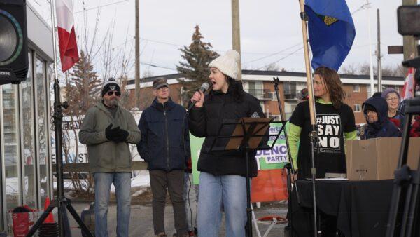  Alexa Posa of YEG United speaks at a protest against 15-minute cities on Whyte Avenue in Edmonton on Feb. 10, 2023. (Courtesy of Alexa Posa)