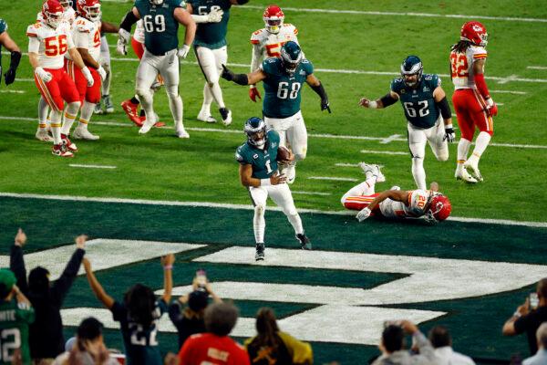 Jalen Hurts (1) of the Philadelphia Eagles runs for a 4 yard touchdown during the second quarter against the Kansas City Chiefs in Super Bowl LVII at State Farm Stadium, in Glendale, Ariz., on Feb. 12, 2023. (Sarah Stier/Getty Images)