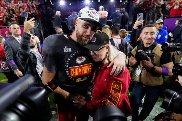 Kansas City Chiefs tight end Travis Kelce (87) hugs his mother Donna, after the NFL Super Bowl 57 football game, in Glendale, Ariz. , on Feb. 12, 2023. (Matt Slocum/AP Photo)