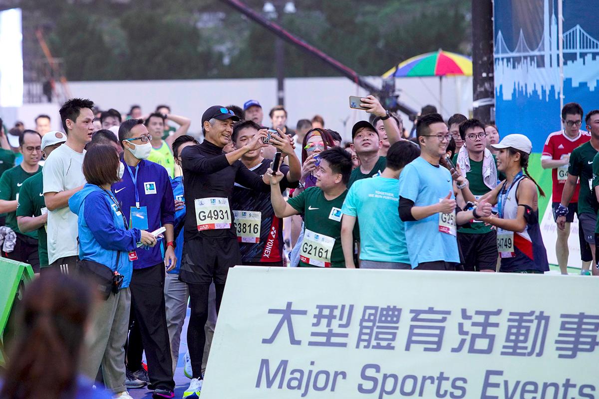 The 25th Hong Kong Standard Chartered Marathon. Chow Yun-fat took photos with citizens after the events. Feb. 12, 2023. (Adrian Yu/The Epochtimes)