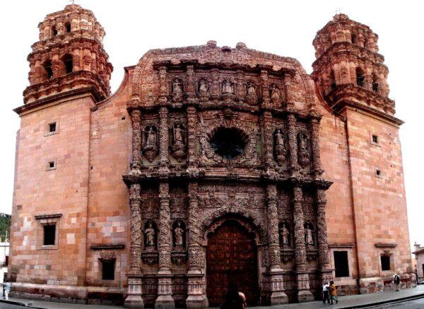 The main façade of the Zacatecas Cathedral, completed in 1745, is one of the best examples of Churrigueresque architecture in Mexico. Ornamented with Corinthian columns with lace-like details, the three-tiered façade holds various religious figures, most notably sculptures of the 12 apostles at the sides. (Jvitela/CC BY-SA 4.0)