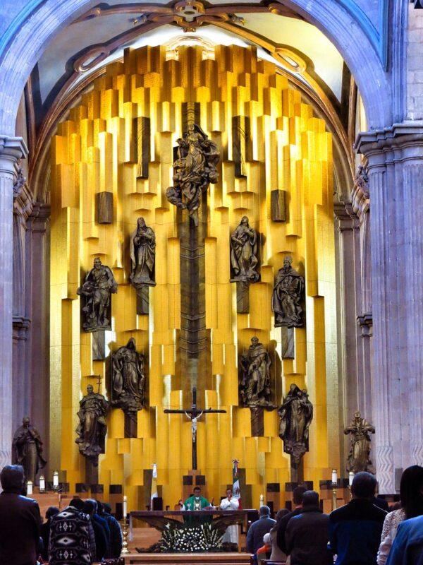The central altarpiece, made of Finnish birch covered with 24-carat gold leaf, was completed in 2010 by Mexican artist Javier Marín, and replaces the original. The altarpiece weighs 20 tons; the 55-foot high altar features geometric niches with 11 sculptures of the Virgin of the Assumption and saints. (Luisalvas/CC BY-SA 4.0)