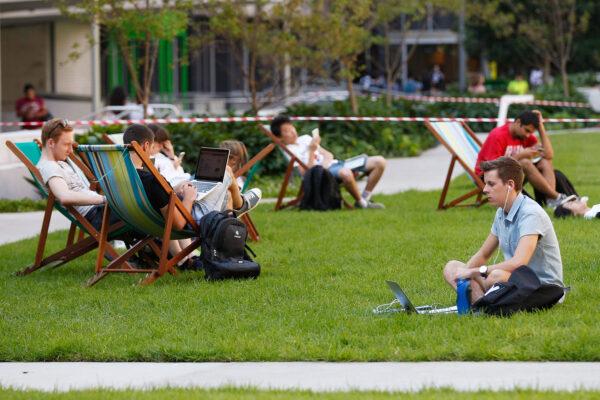 People study at the University of Technology Sydney campus in Sydney, Australia, on April 6, 2016. (Brendon Thorne/Getty Images)